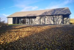 Gîte  - Piscine et spa - bâtiment piscine automne